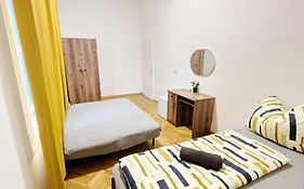 Spacious Rooms - 15 Min From Airport & City Center, 5 Min From Vienna Main-Bus Station Ez7